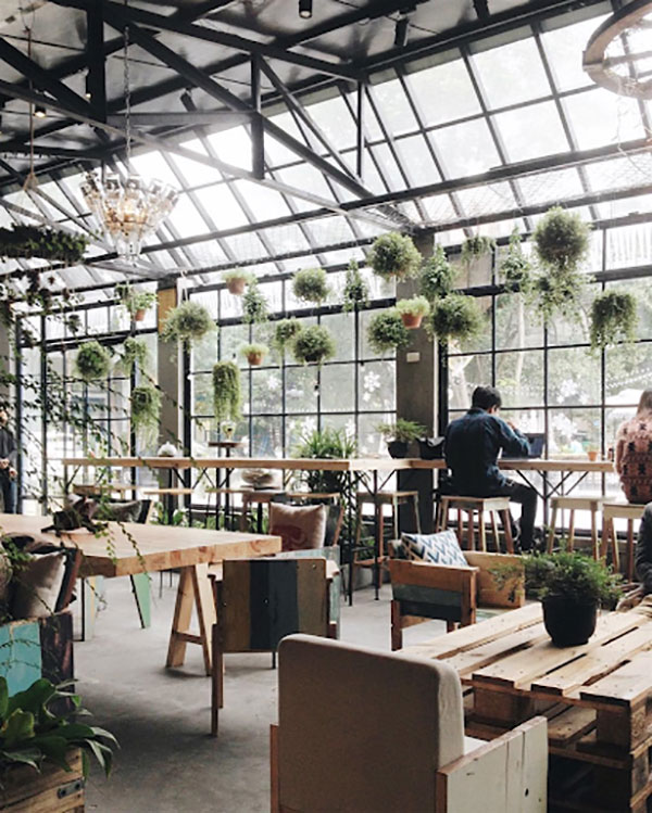 trang trí quán cafe sân vườn