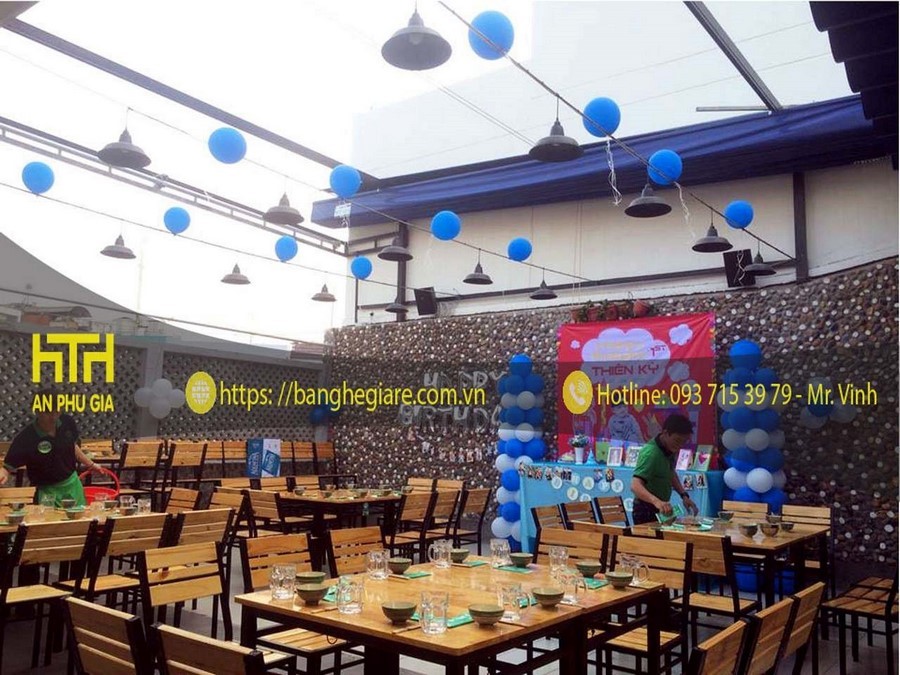 Bàn ghế gỗ tăng thêm sự gần gũi, mộc mạc cho quán nhậu