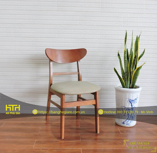 Mẫu ghế gỗ cafe CF005 làm từ chất liệu gỗ kết hợp nệm được bán với mức giá chỉ 390,000 VND/ghế