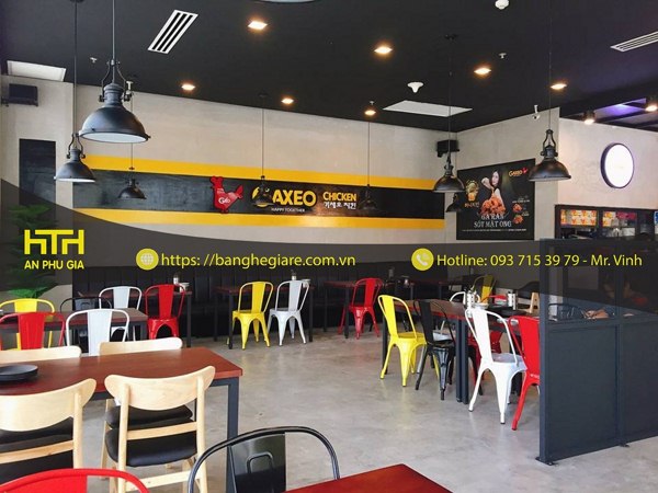 Ghế Tolix A với màu sắc đa dạng dễ dàng thu hút sự chú ý của thực khách