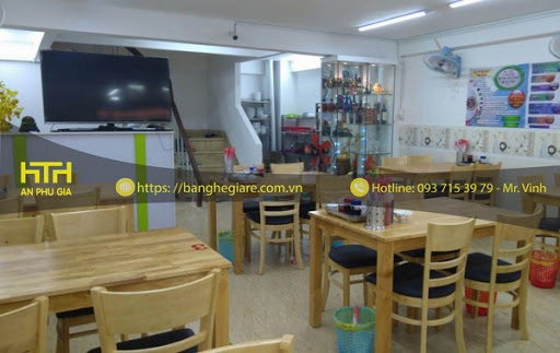 Bộ bàn ghế NH002 đem lại sự nhẹ nhàng, gần gũi cho quán ăn